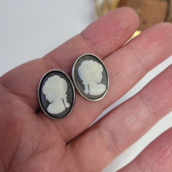 Vintage cameo set belt and earrings - Picture 9 of 16